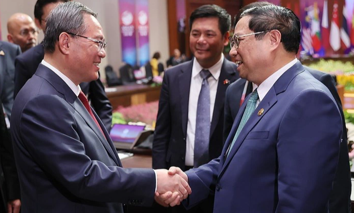 Thủ tướng Phạm Minh Chính và Thủ tướng Trung Quốc Lý Cường trao đổi tại Hội nghị Cấp cao ASEAN và các đối tác - Ảnh: D.GIANG