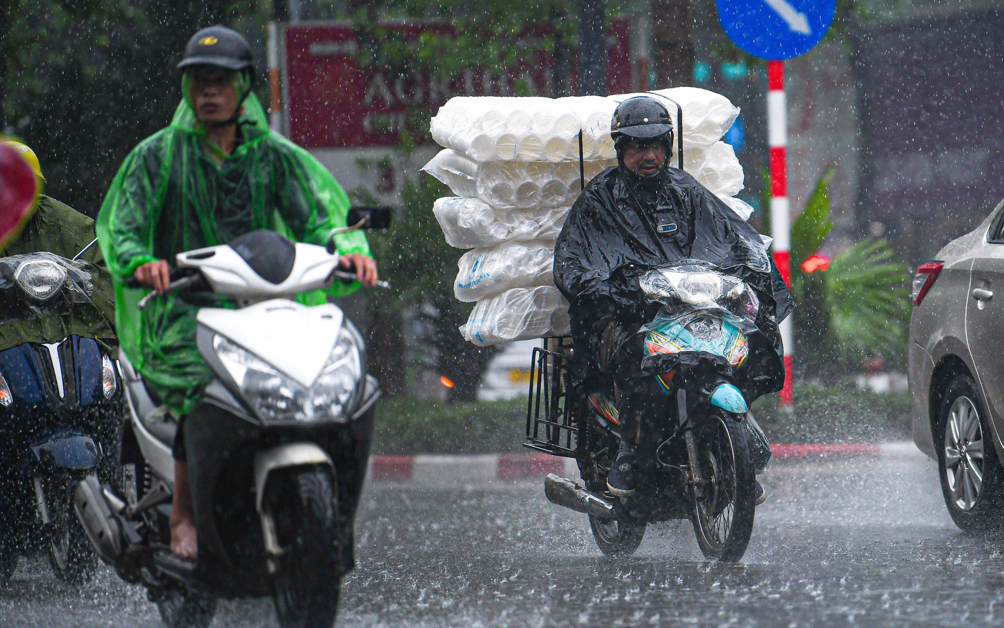 Bắc Bộ sắp mưa dông diện rộng, Nam Bộ mưa kéo dài nhiều ngày