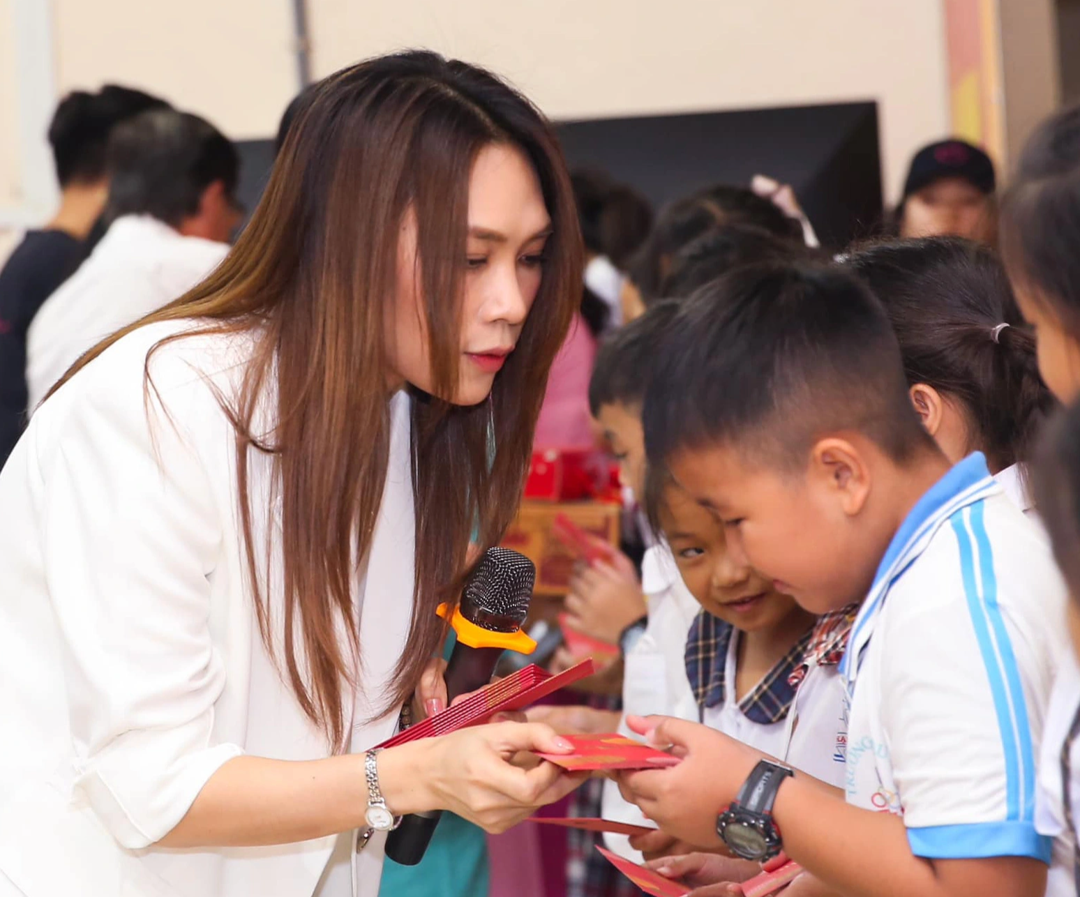 歌手のマイ・タム、貧しいが勤勉な学生に奨学金を授与 - 写真: Facebook マイ・タム