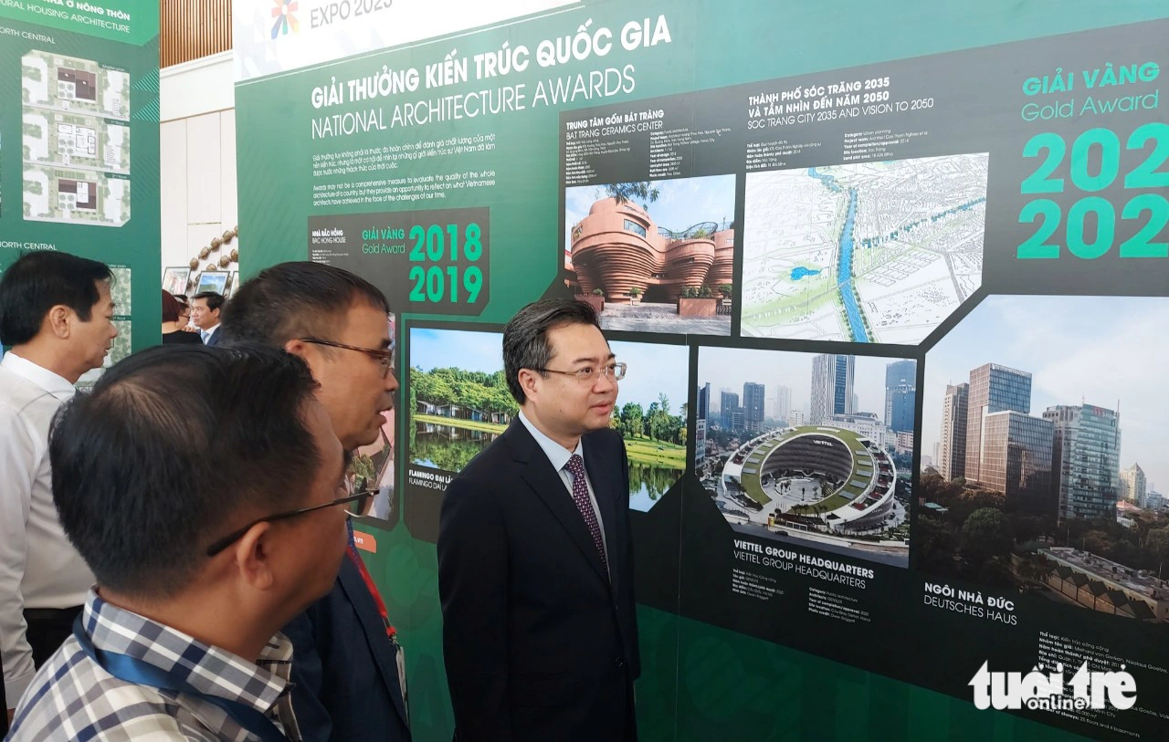 Ông Nguyễn Thanh Nghị (bìa phải) cùng lãnh đạo địa phương tham quan đồ án công trình kiến trúc và quy hoạch được giải thưởng quốc gia và quốc tế - Ảnh: CHÍ CÔNG