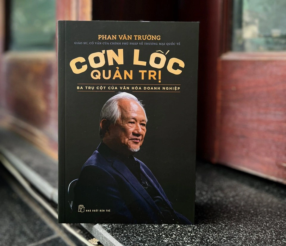 ファン・ヴァン・チュオン教授の本 - 写真: Tre Publishing House