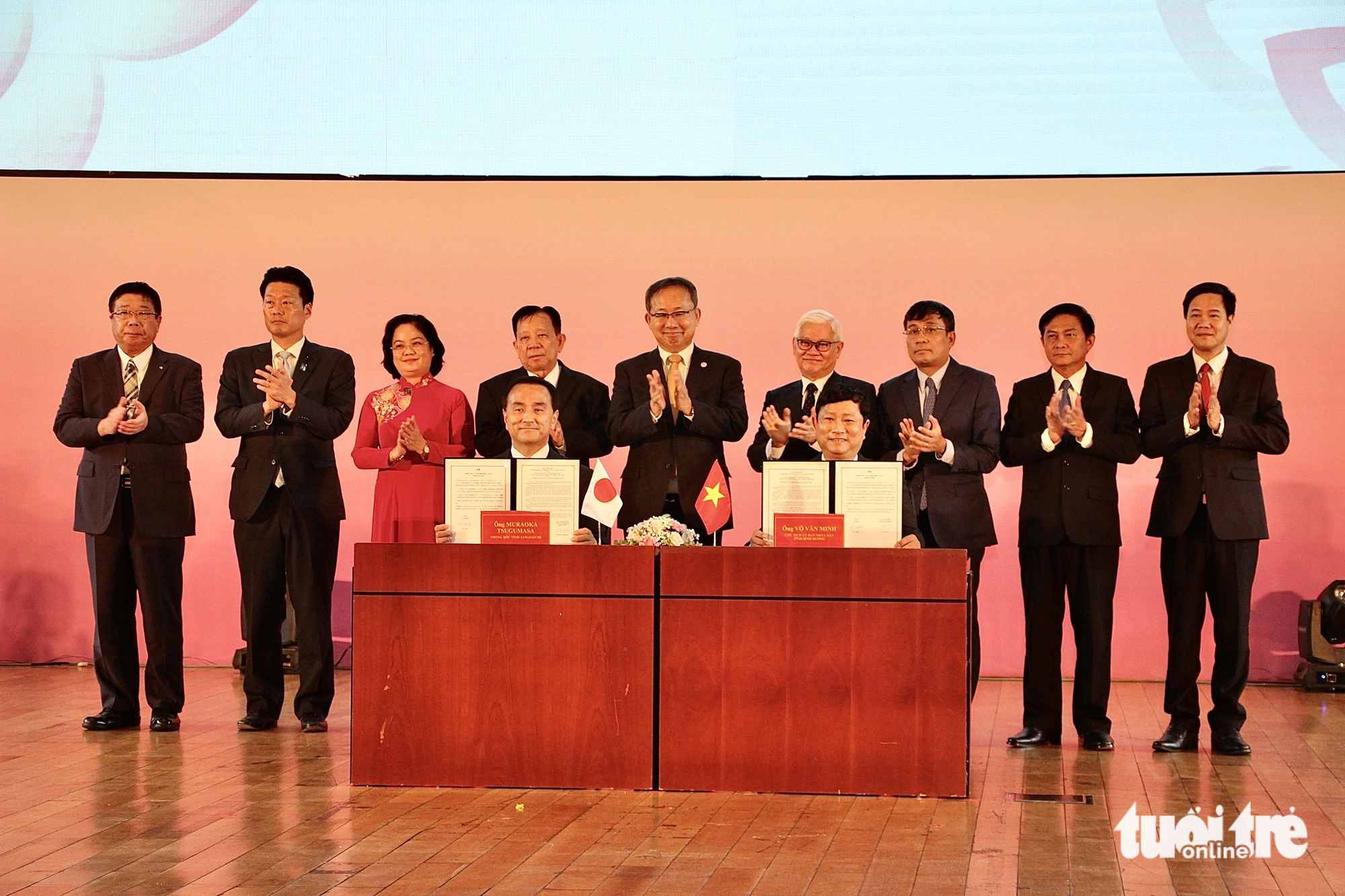 Lãnh đạo Bộ Ngoại giao Việt Nam và cơ quan ngoại giao Nhật Bản chứng kiến ký kết hợp tác giữa UBND tỉnh Bình Dương và chính quyền tỉnh Yamaguchi (Nhật Bản) - Ảnh: T.D.