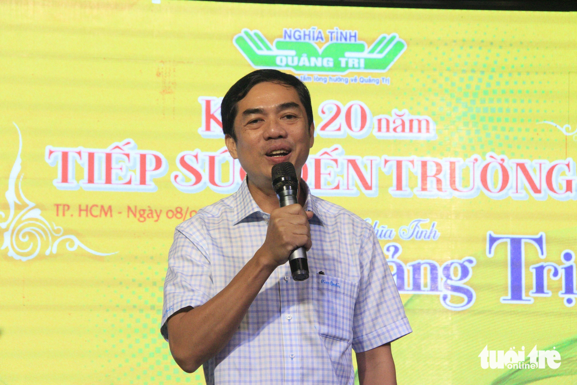 Nguyen Khac Cuong, deputy editor-in-chief of the Tuoi Tra newspaper, thanks the Quang Tri Friendship Club for supporting the newspaper over the past 20 years - photo: Cong Trieu