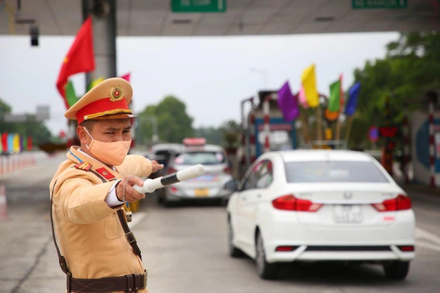 Cảnh sát giao thông phân luồng - Ảnh: Cục CSGT