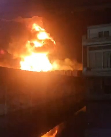 Đám cháy bốc cao giữa đêm tại công ty sản xuất nhựa - Ảnh: Người dân cung cấp