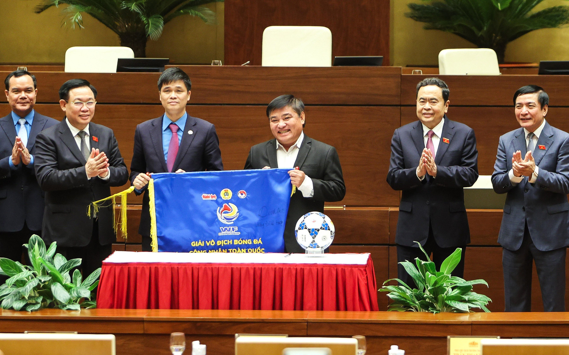 "Công nhân yêu bóng đá rất mong chờ giải"