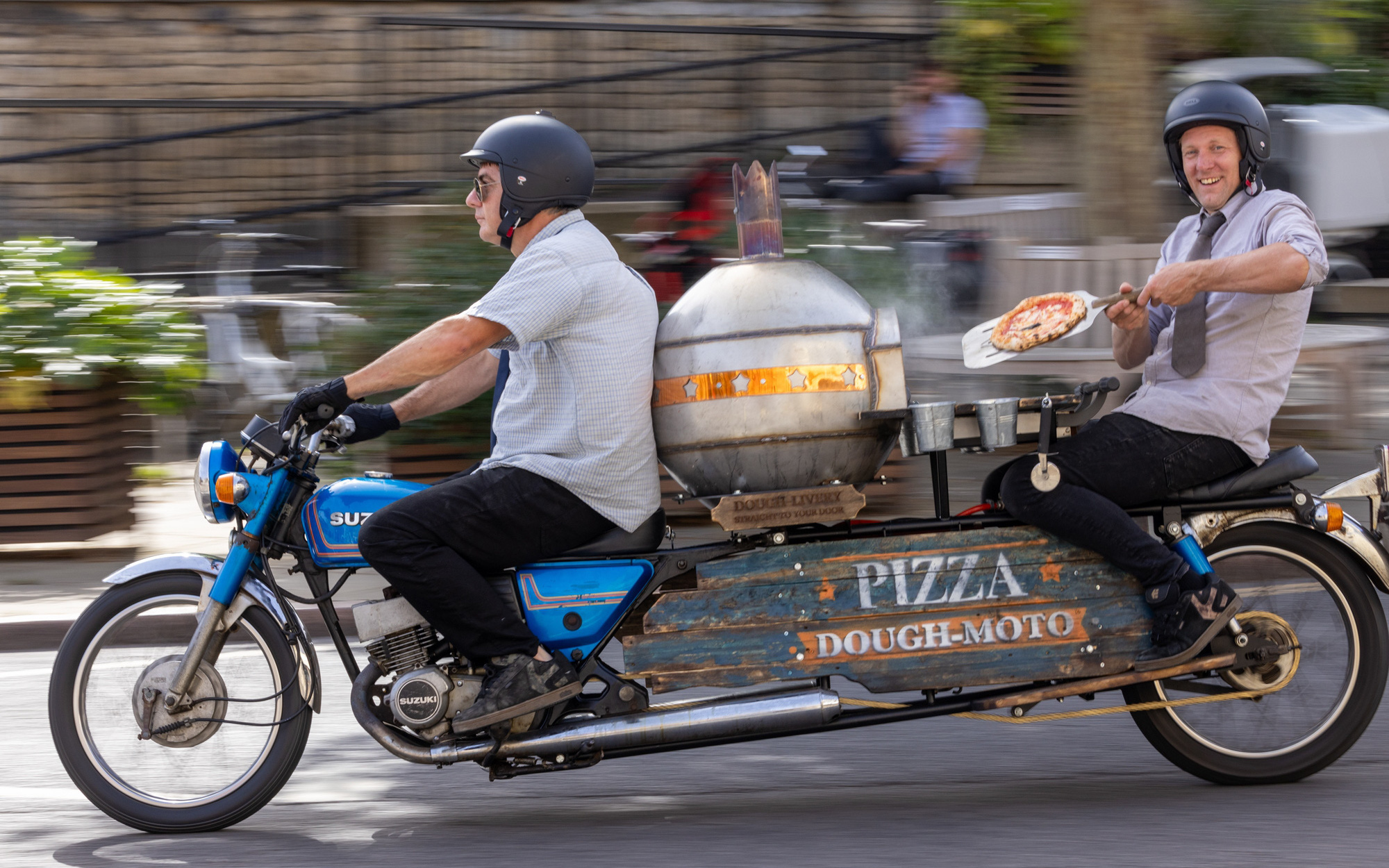 Xe máy trang bị lò nướng pizza: Thú vị, nhưng cũng có vấn đề