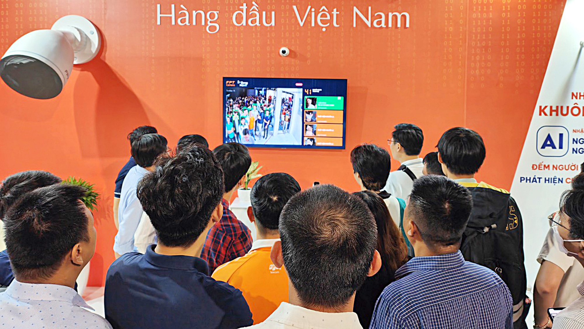 Người dùng trải nghiệm camera ứng dụng AI nhận diện khuôn mặt của FPT - Ảnh: ĐỨC THIỆN