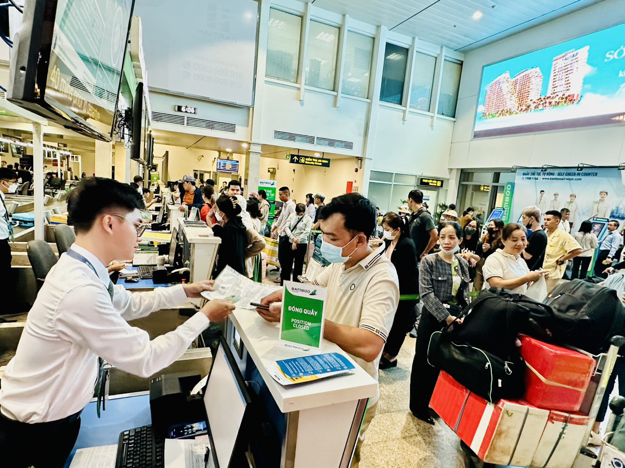 Hành khách làm thủ tục chuyến bay tại quầy check-in Bamboo Airways do Pacific Airlines cung cấp dịch vụ - Ảnh: CÔNG TRUNG