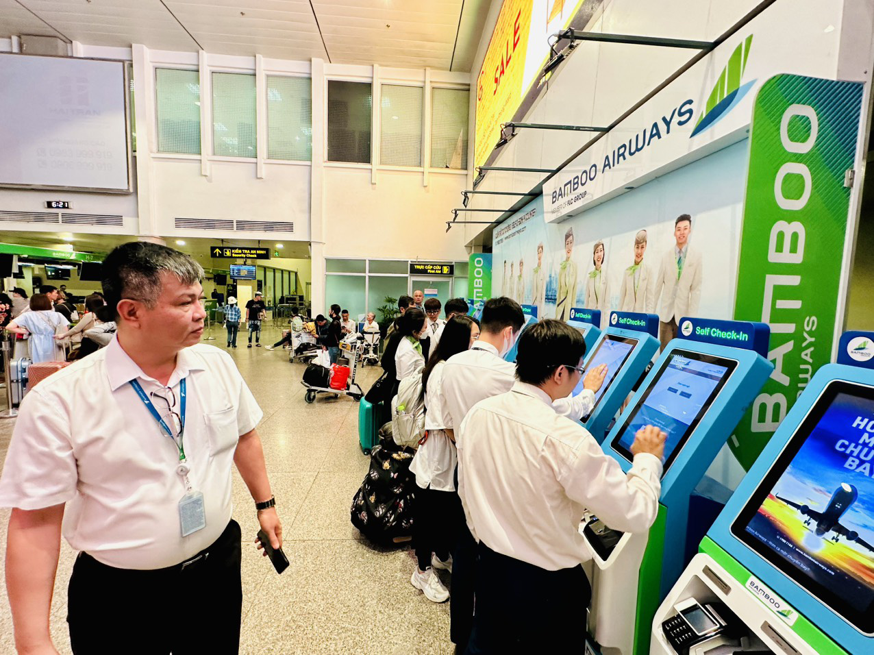Ông Lương Hoài Nam, tổng giám đốc Bamboo Airways, đến giám sát các khâu dịch vụ đối tác mới cung cấp cho hãng - Ảnh: CÔNG TRUNG