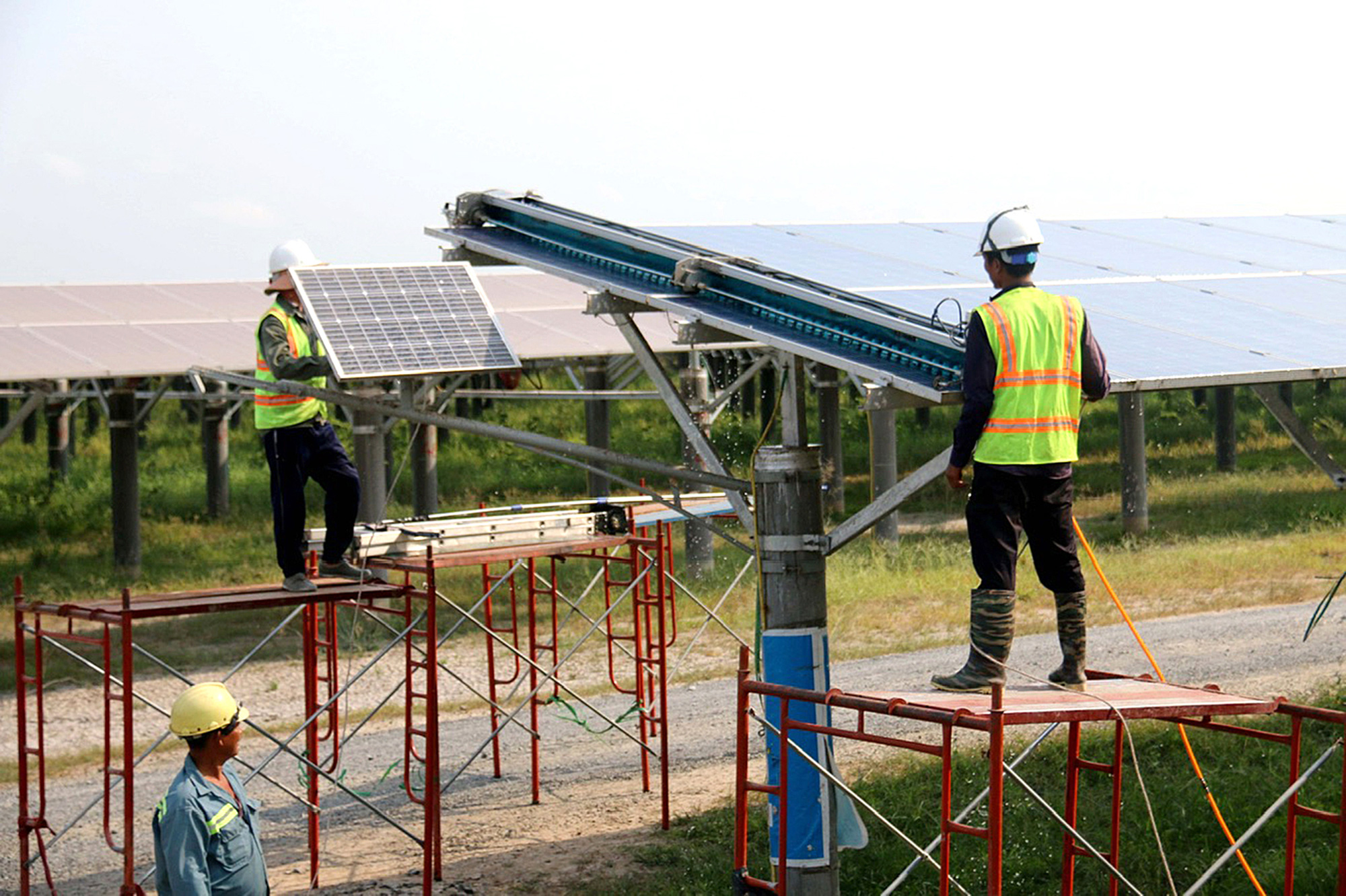 Các doanh nghiệp sản xuất sẽ tăng dùng điện xanh nếu được mua điện trực tiếp từ các nhà máy điện mặt trời - Ảnh: NGỌC HIỂN