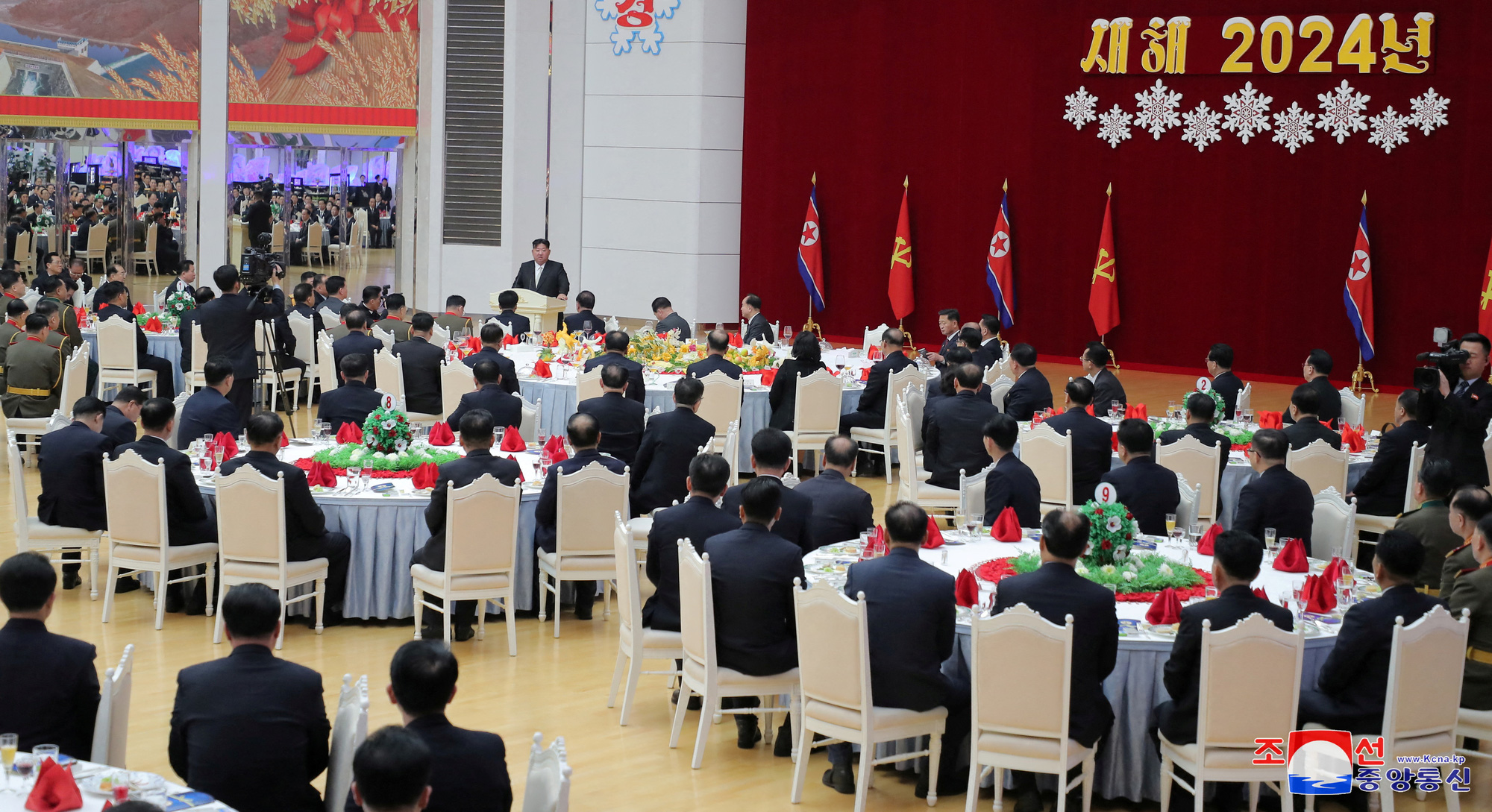 Ông Kim Jong Un phát biểu trong phiên họp của đảng cầm quyền ở Bình Nhưỡng - Ảnh: REUTERS Ông Kim Jong Un phát biểu trong phiên họp của đảng cầm quyền ở Bình Nhưỡng - Ảnh: REUTERS