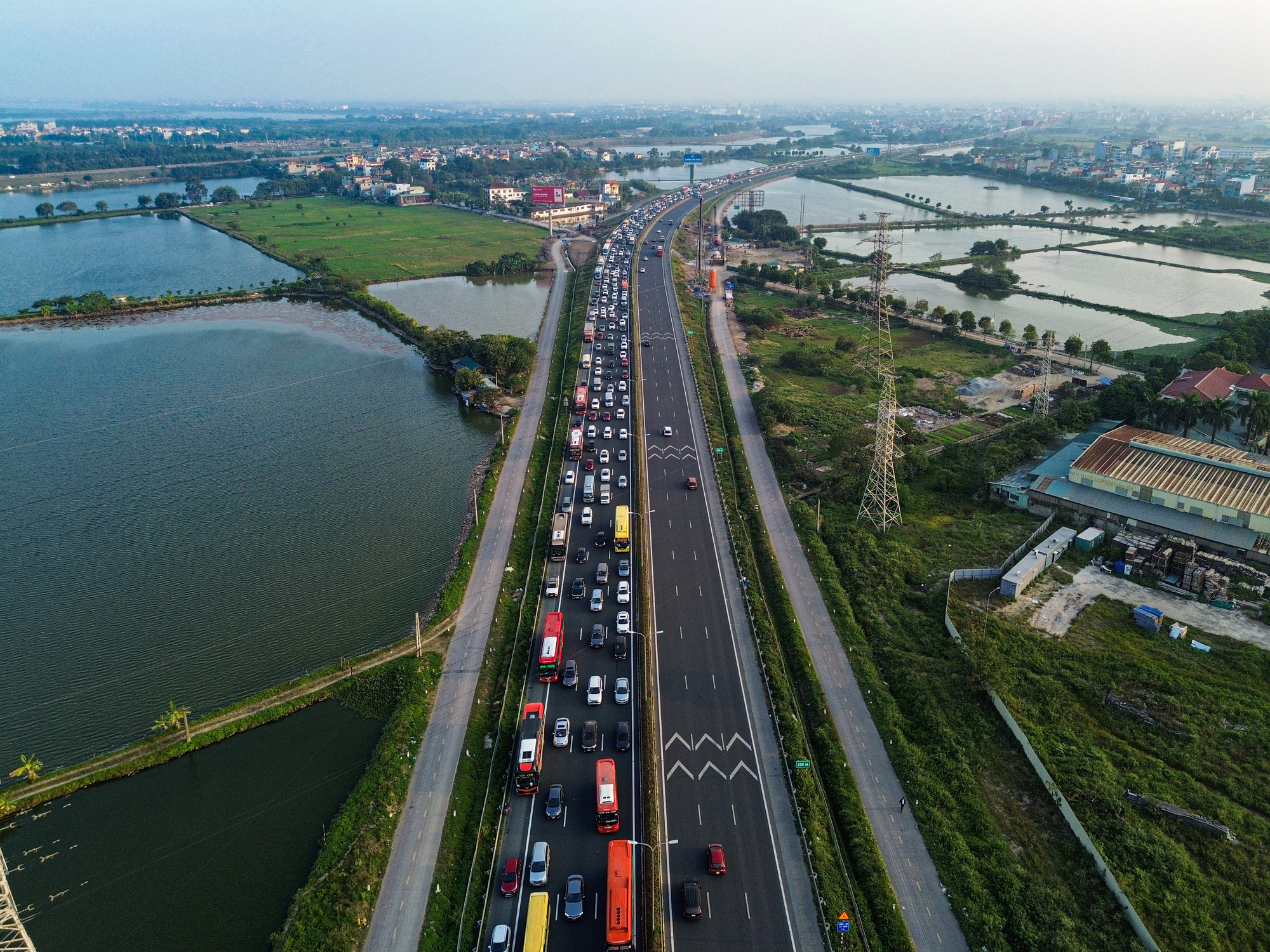 Xe cộ nhích từng chút vào Hà Nội sau kỳ nghỉ Tết dương lịch- Ảnh 3.