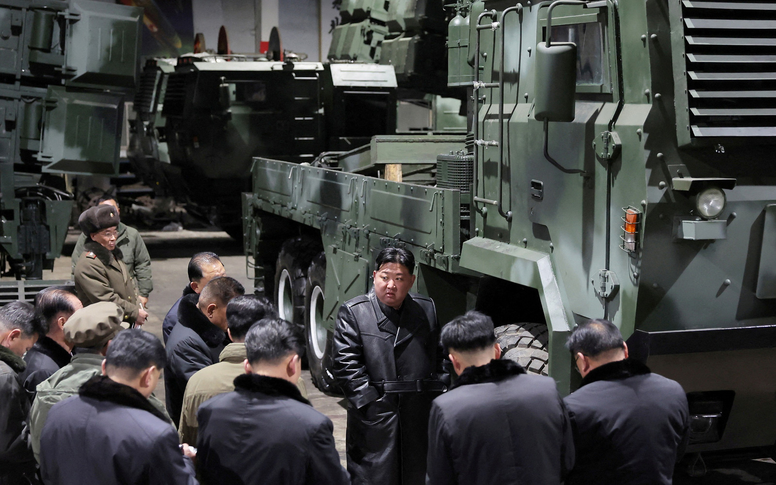 Ông Kim Jong Un trực tiếp chỉ đạo phóng thử nghiệm tên lửa từ tàu ngầm mới- Ảnh 2. Ông Kim Jong Un thị sát các nhà máy sản xuất vũ khí lớn của Triều Tiên