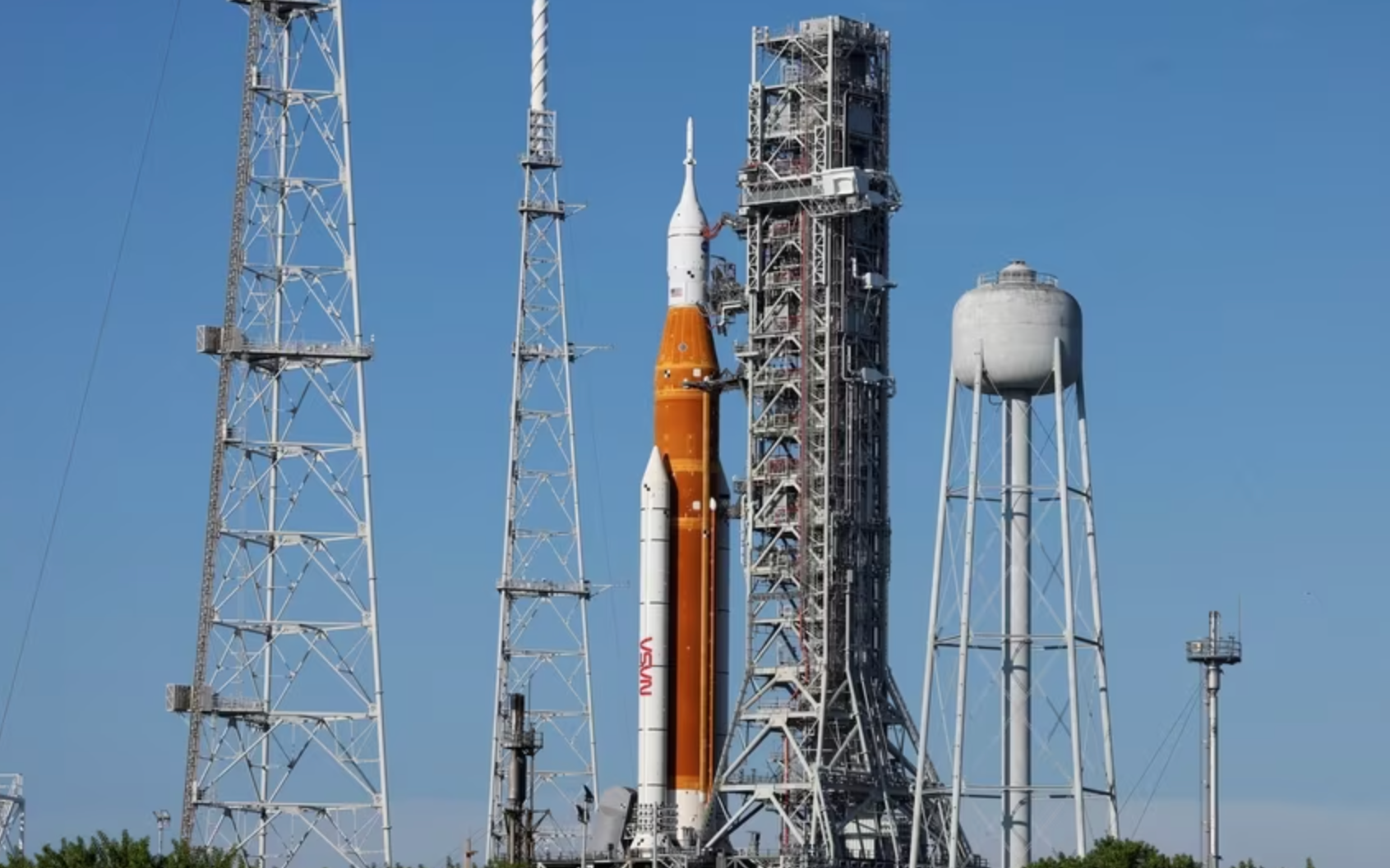 Mỹ và Trung Quốc: Ai thắng trong cuộc đua lên Mặt trăng?- Ảnh 2. NASA lùi sứ mệnh Artemis đưa con người lên Mặt trăng