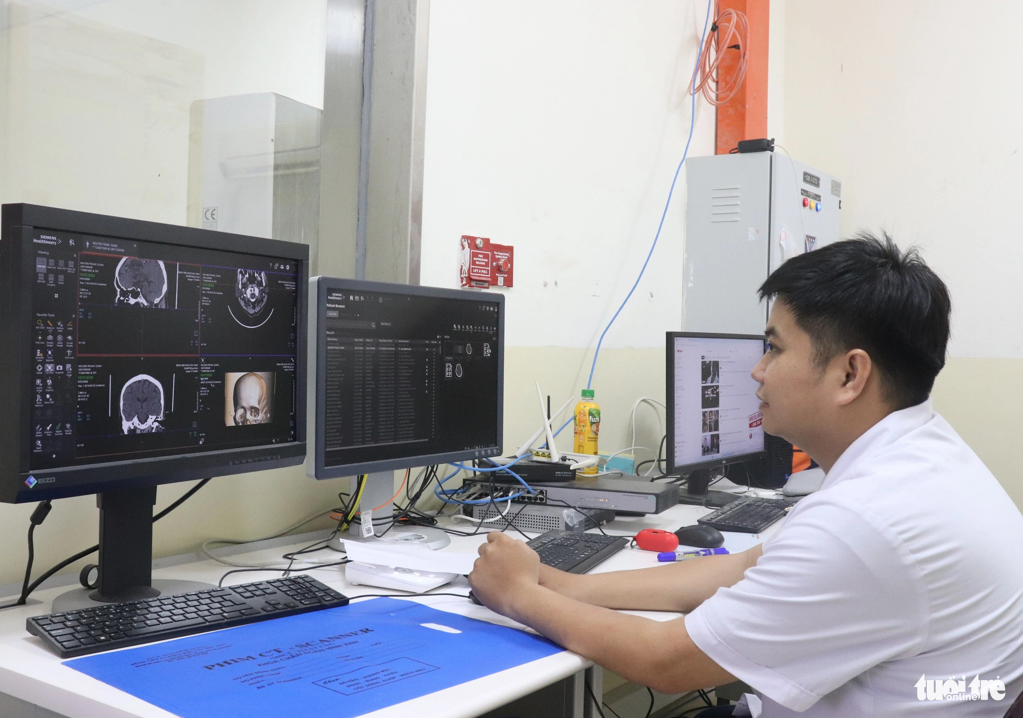 Ngắm nhìn sự chuyển mình của bệnh viện từng bị ngập khi mưa, bác sĩ đeo ủng cứu người- Ảnh 3. Kỹ thuật viên Trần Thành Long cho hay cả anh và bệnh nhân đều rất vui mừng khi bệnh viện có được máy CT-Scan mới trong đầu năm nay - Ảnh: XUÂN MAI