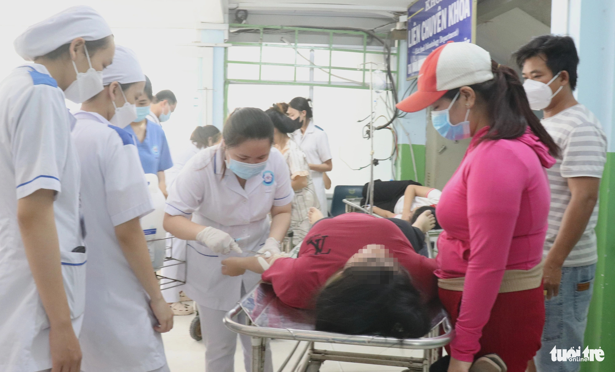 Ngắm nhìn sự chuyển mình của bệnh viện từng bị ngập khi mưa, bác sĩ đeo ủng cứu người- Ảnh 6. Bệnh viện Đa khoa khu vực Hóc Môn (TP.HCM) còn chú trọng đào tạo nguồn nhân lực chất lượng cao - Ảnh: XUÂN MAI