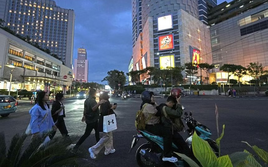 Sợ Jakarta bị nhấn chìm, Indonesia làm dự án khổng lồ chắn biển- Ảnh 3. Jakarta đang chìm 25cm mỗi năm
