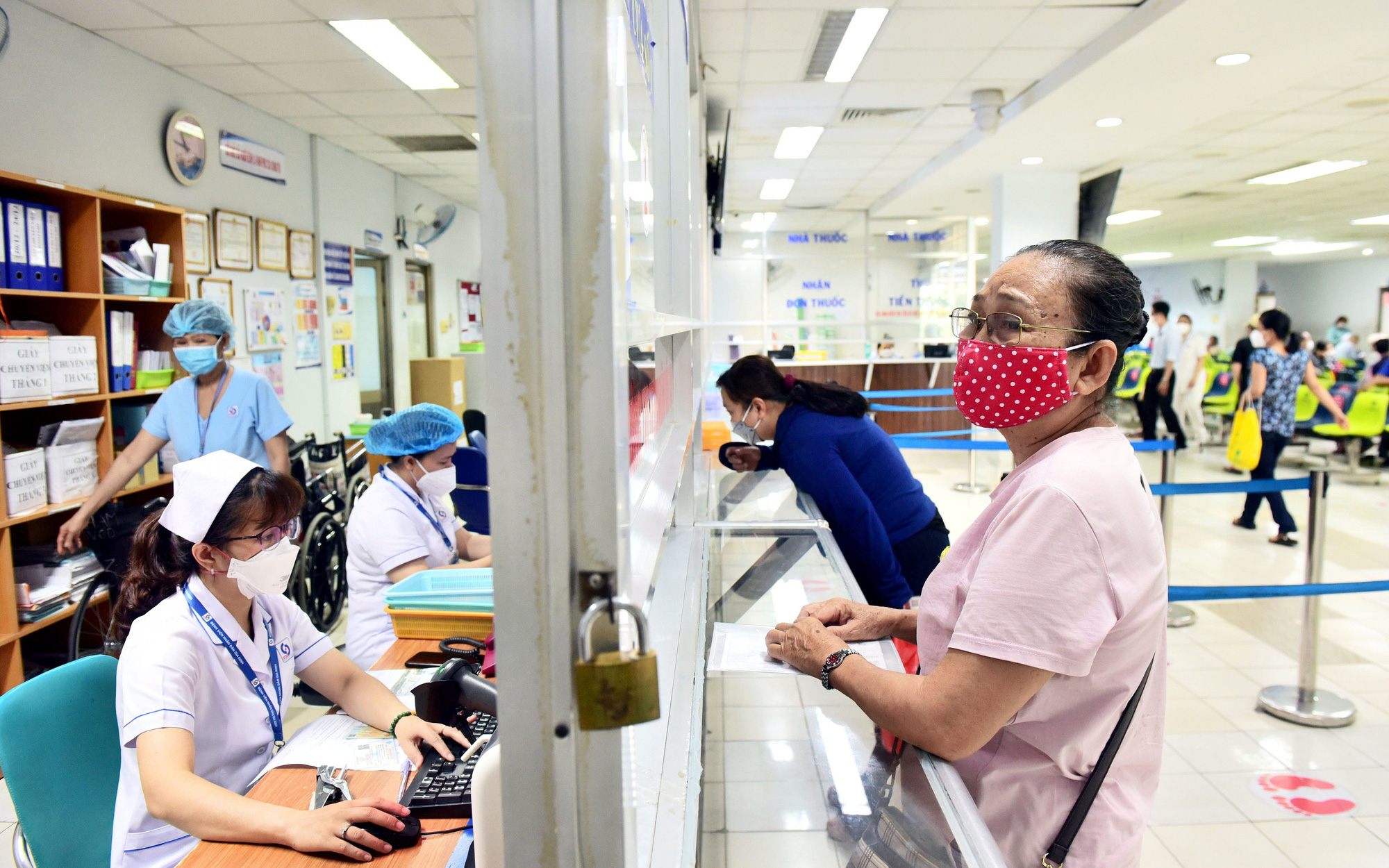 Tại sao người dân tỉnh này sang tỉnh khác khám chữa bệnh không được trả đủ phí?- Ảnh 2. Bệnh nhẹ sao không đi trạm y tế có BHYT mà cứ phải bệnh viện tuyến trên?