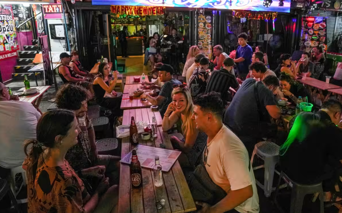 Mặc đồ lót tắm nắng trước cung điện, hai cô gái bị chỉ trích nặng nề- Ảnh 2. Cho chơi đến 4h sáng, doanh thu du lịch Thái Lan tăng gần 50% trong tháng 12