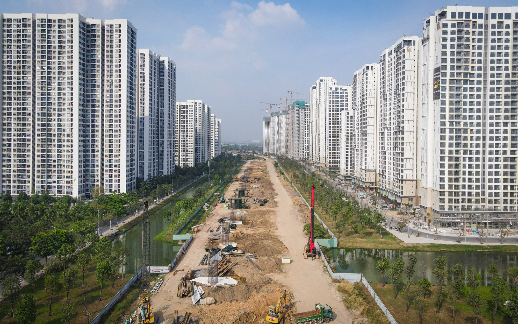 Liên danh 7 công ty trúng gói thầu nút giao phức tạp nhất đường vành đai 3 TP.HCM- Ảnh 2. Đại công trường vành đai 3 qua Thủ Đức vẫn nhộn nhịp dù Tết đến gần