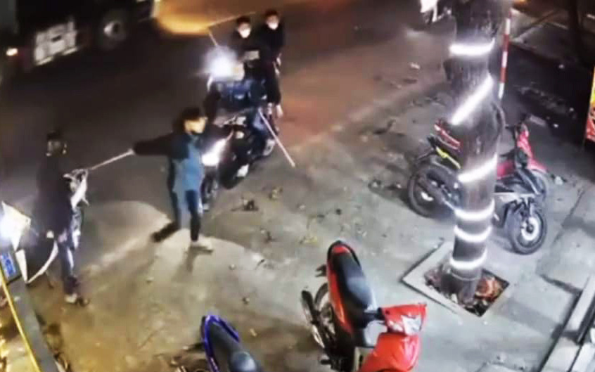 Thanh niên cầm tuýp sắt vào trụ sở công an phường đập phá- Ảnh 4. Triệt xóa băng nhóm thị uy đường phố với giáo mác, tuýp sắt