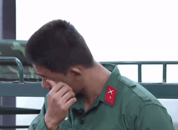 マイ・タイ・ファンが父親のことを話しながら泣いた瞬間 – ミュージックビデオからのカット写真