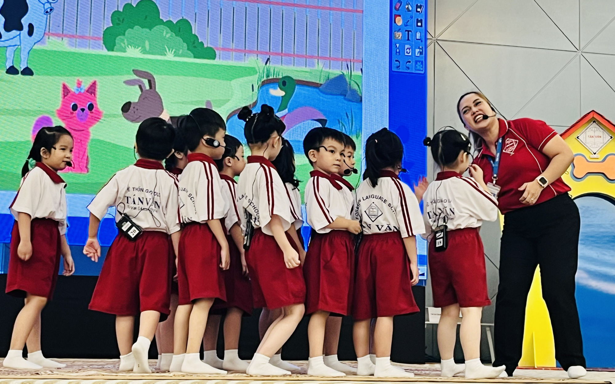 TP.HCM mở lớp tiểu học giả định để trẻ mầm non sẵn sàng vào lớp 1- Ảnh 3. TP.HCM tìm cách thúc đẩy trẻ mầm non làm quen tiếng Anh hiệu quả