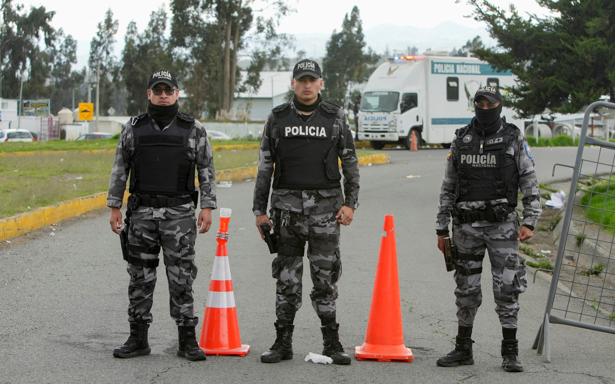 Trùm băng đảng Ecuador sống như vua trong nhà tù- Ảnh 6. Gần 180 nhân viên trại giam bị tù nhân bắt làm con tin ở Ecuador