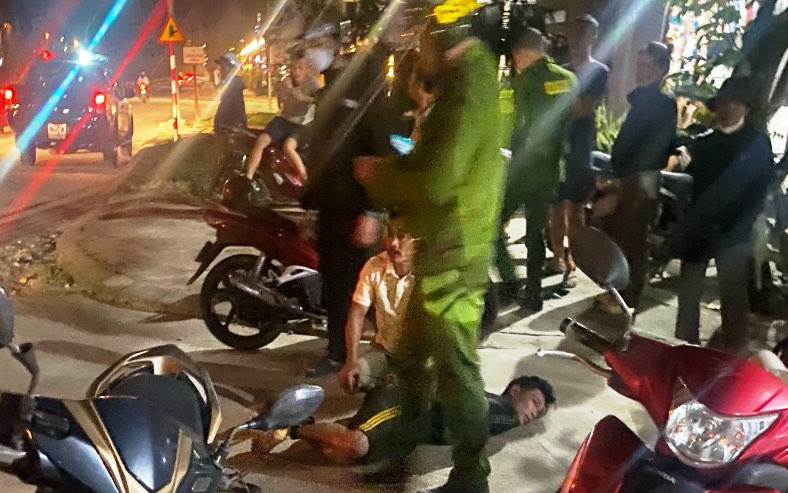 Phó trưởng công an phường ở Huế hy sinh: Xóm nhỏ tiếc thương người chiến sĩ công an tử tế- Ảnh 5. Phó trưởng công an phường hy sinh trong lúc khống chế kẻ gây rối trật tự