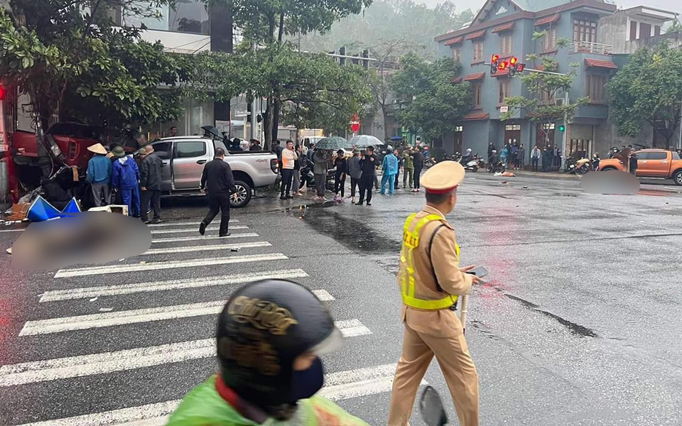 Ô tô bán tải gây tai nạn liên hoàn ở Tân Phú, nam shipper nhập viện- Ảnh 5. Tai nạn liên hoàn khiến 3 người chết tại Quảng Ninh