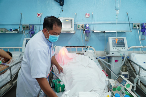 Bệnh nhân điều trị tại Bệnh viện Chợ Rẫy TP.HCM với chẩn đoán xuất huyết não mức độ nặng sau thẩm mỹ, gia đình đã xin về nhà vì tình trạng quá nặng - Ảnh: N.H.