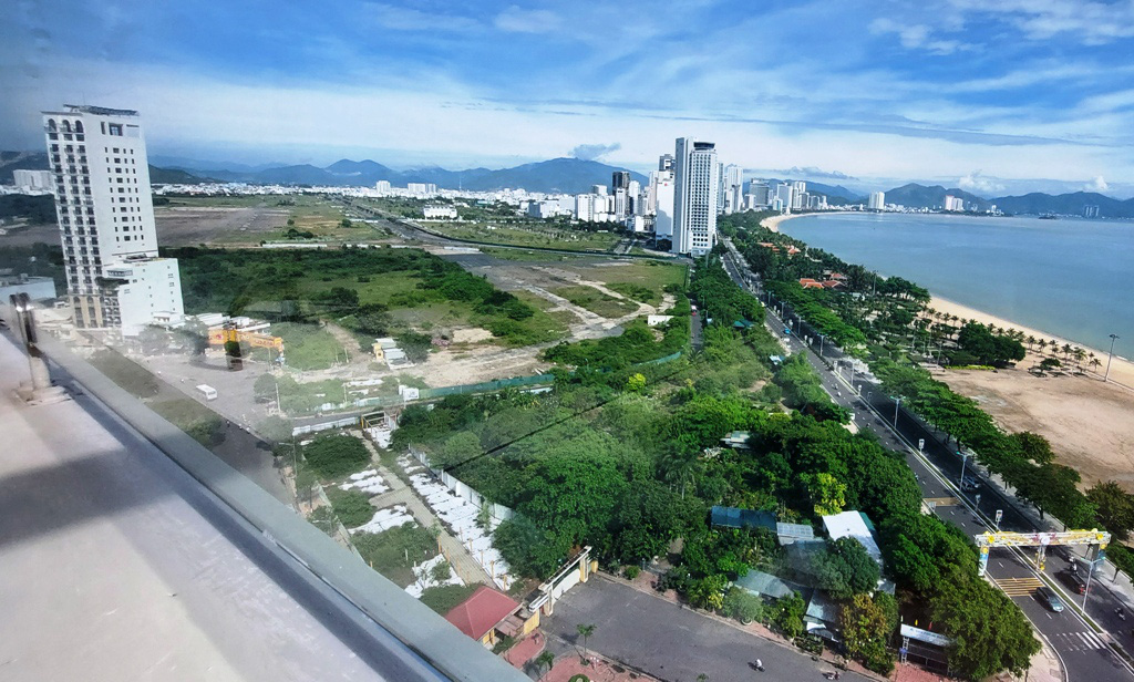 Khu sân bay Nha Trang có dự án vừa được tỉnh Khánh Hòa phê duyệt kêu gọi vốn đầu tư xây dựng &quot;đường kết nối thẳng&quot; từ đường Võ Nguyên Giáp với trục chính tại khu sân bay - Ảnh: PHAN SÔNG NGÂN