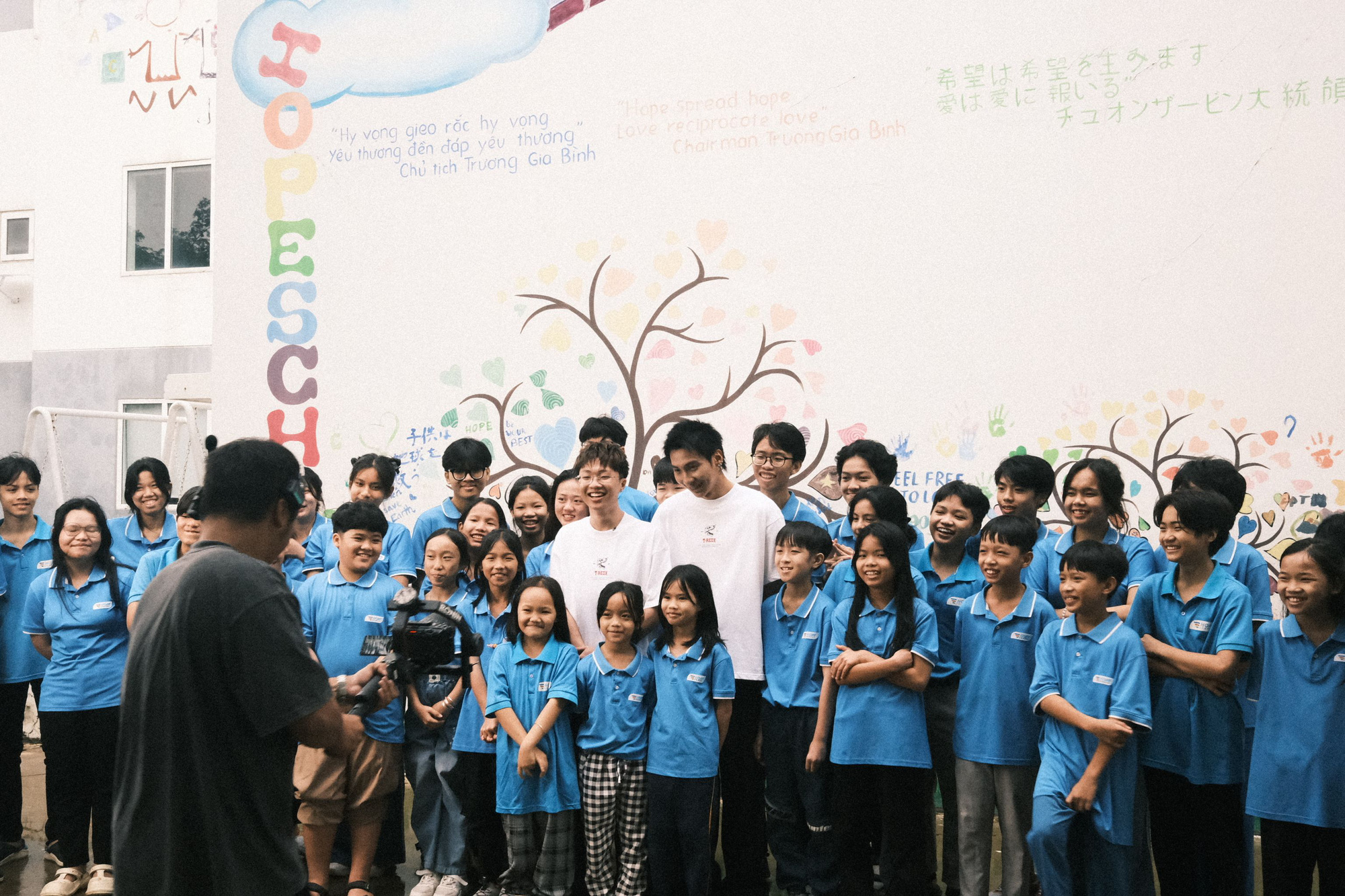 オビトとシキがホープスクールの子供たちを訪問 - 写真: BTC