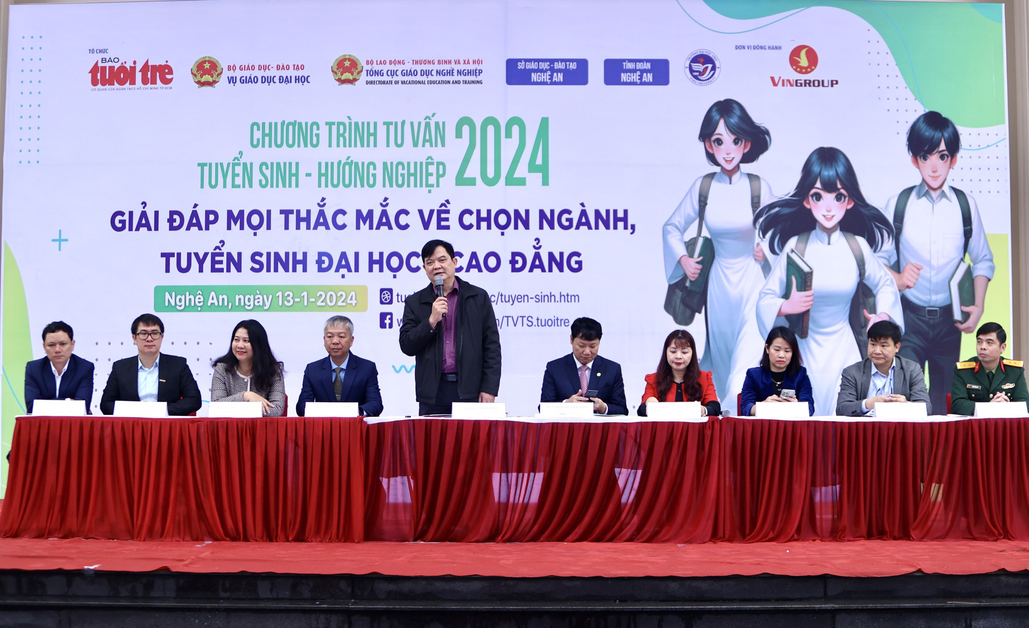 Thí sinh cẩn thận với những đề án tuyển sinh phát tán trên mạng xã hội- Ảnh 1. TS Nguyễn Mạnh Hùng, Vụ Giáo dục đại học, lưu ý thí sinh tại chương trình tư vấn sáng 13-1 - Ảnh: NGUYỄN KHÁNH