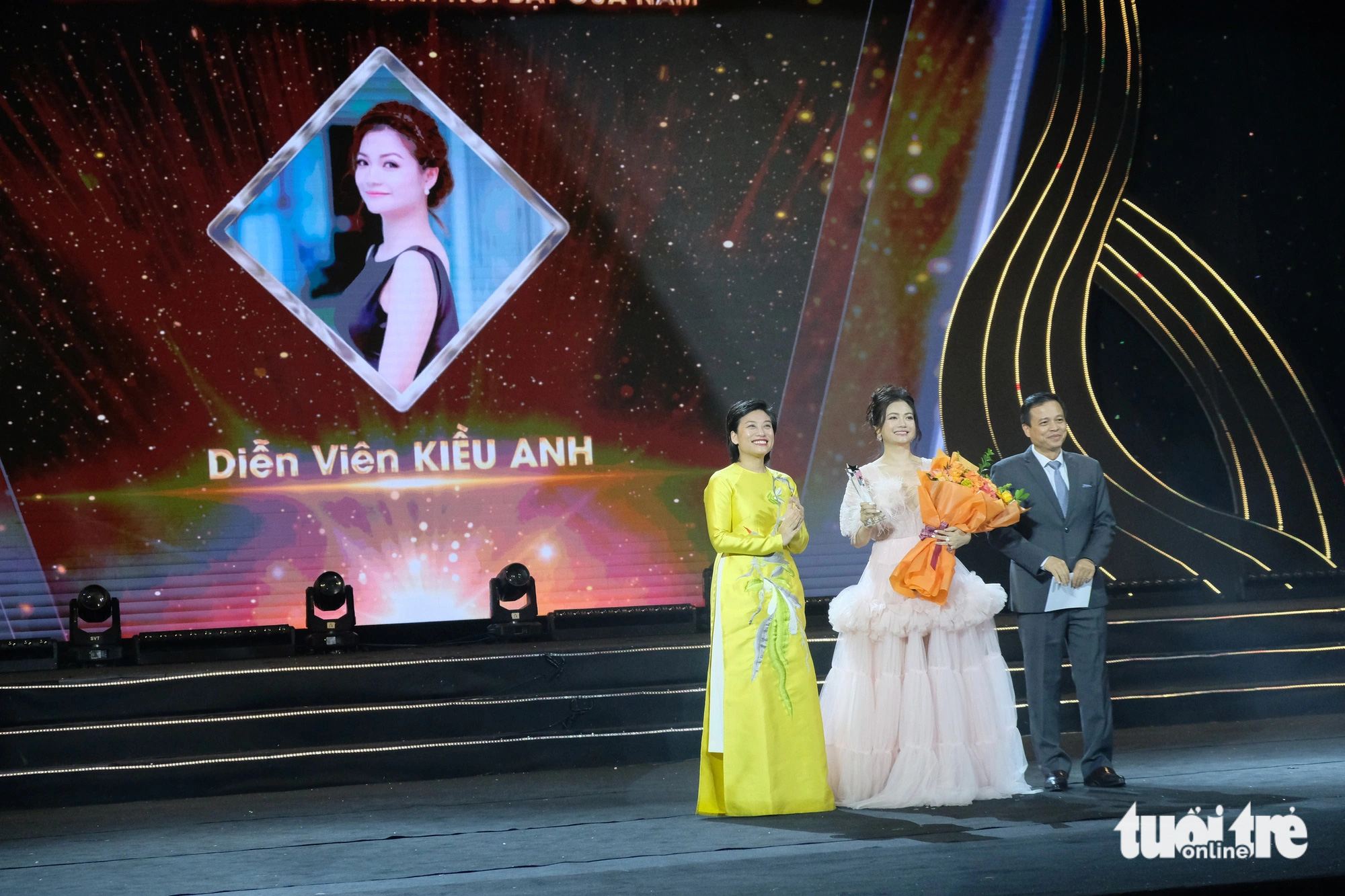 Kiều Anh cho biết cô rất bất ngờ và hạnh phúc. Diễn viên cũng gửi lời cảm ơn tới đoàn phim cũng như khán giả đã ủng hộ mình trong thời gian qua - Ảnh: ĐẬU DUNG