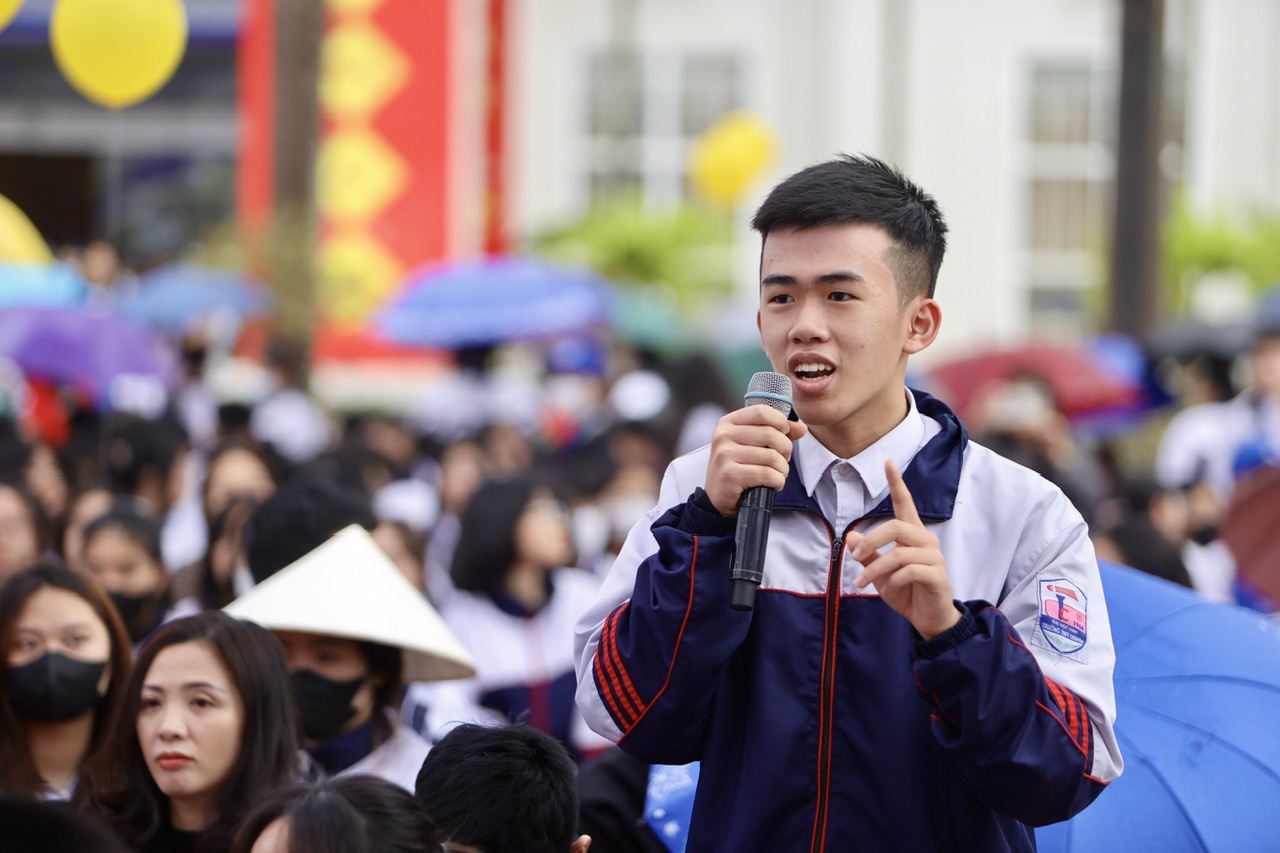 Một bạn học sinh đặt câu hỏi cho Ban tư vấn - Ảnh: NGUYỄN KHÁNH Một bạn học sinh đặt câu hỏi cho ban tư vấn - Ảnh: NGUYỄN KHÁNH