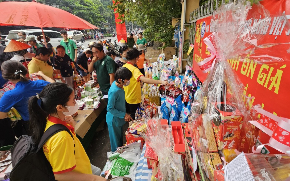 Bí quyết sắm Tết tiết kiệm- Ảnh 4. Dù khó khăn, vẫn có cách sắm Tết xôm tụ