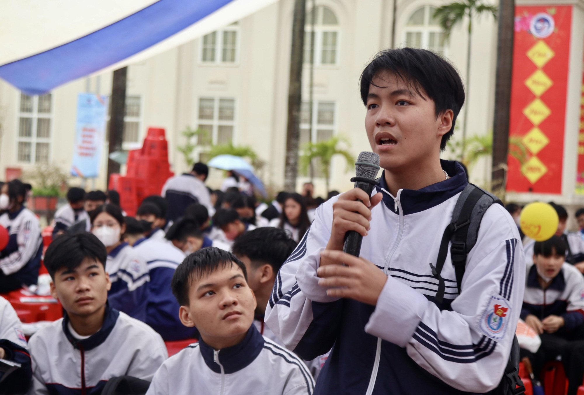 Bạn Nguyễn Thành Trung - học sinh lớp 12 Trường THPT Huỳnh Thúc Kháng, TP Vinh đặt câu hỏi liên quan đến việc cách tính điểm cộng khi đạt thành tích học sinh giỏi giữa học sinh trường chuyên và trường thường. Câu hỏi của Trung nhận được nhiều sự quan tâm của các bạn học sinh, phụ huynh - Ảnh: DOÃN HOÀ Bạn Nguyễn Thành Trung - học sinh lớp 12 Trường THPT Huỳnh Thúc Kháng, TP Vinh đặt câu hỏi liên quan đến việc cách tính điểm cộng khi đạt thành tích học sinh giỏi giữa học sinh trường chuyên và trường thường. Câu hỏi của Trung nhận được nhiều sự quan tâm của các bạn học sinh, phụ huynh - Ảnh: DOÃN HÒA