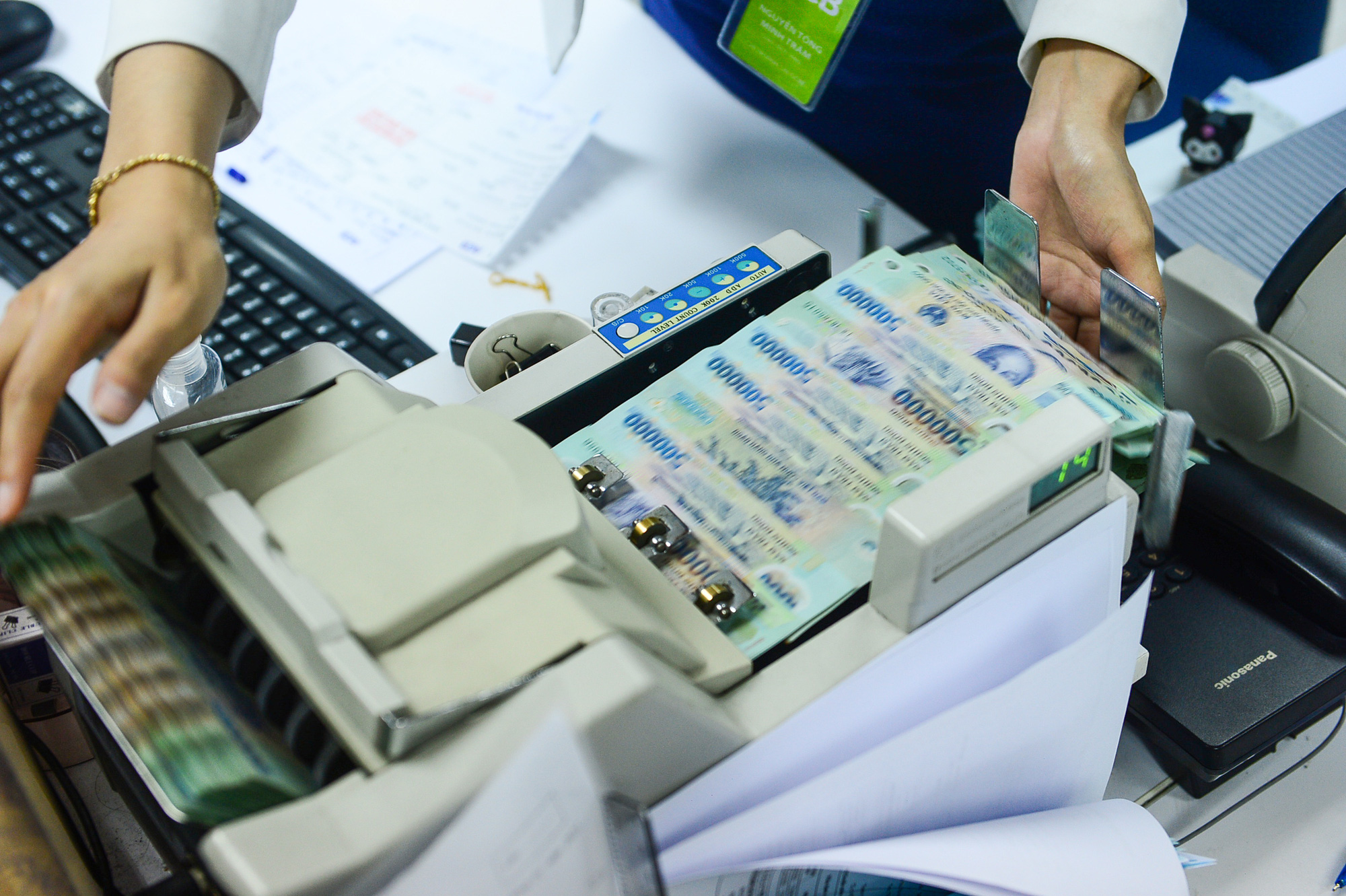 Loạt công ty bất động sản bị phạt vì ém thông tin sau khi gom hàng ngàn tỉ từ trái phiếu- Ảnh 2. Ồ ạt phát hành trái phiếu tháng cuối năm, 3 ngân hàng nào vay khủng nhất