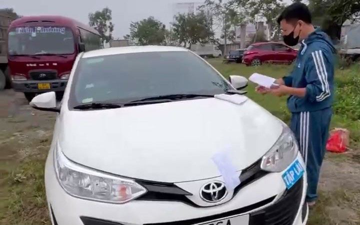 Khởi tố thầy dạy lái chặn đường, xịt khí và tát tài xế khác- Ảnh 3. Thầy giáo dạy lái xe vi phạm nồng độ cồn, trên xe có 3 học viên