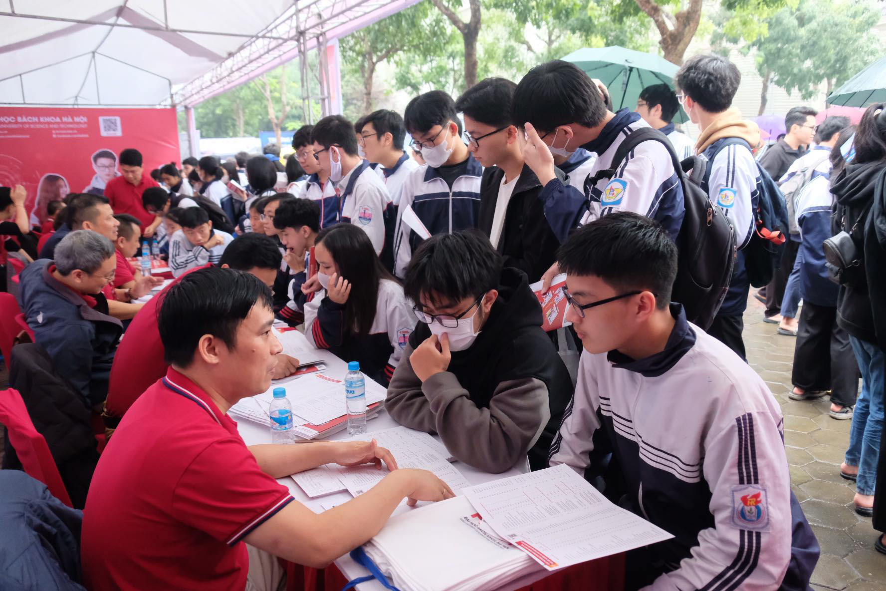 Em Nguyễn Minh Cát (áo đen, giữa) đến Ngày hội tư vấn tuyển sinh - hướng nghiệp tại Nghệ An để nhờ giải đáp cách chọn phương thức xét tuyển, cơ hội nghề nghiệp các ngành mới - Ảnh: NGUYÊN BẢO Em Nguyễn Minh Cát (áo đen, giữa) đến Ngày hội tư vấn tuyển sinh - hướng nghiệp tại Nghệ An để nhờ giải đáp cách chọn phương thức xét tuyển, cơ hội nghề nghiệp các ngành mới - Ảnh: NGUYÊN BẢO