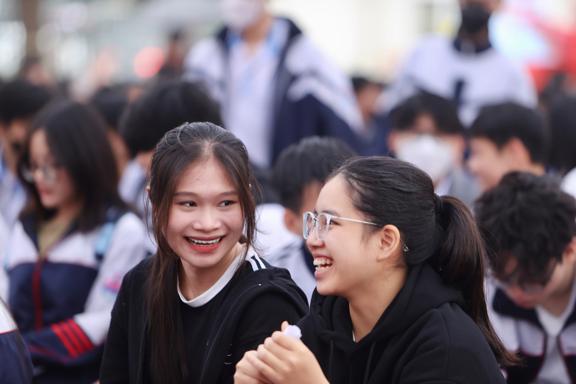 Các bạn học sinh bật cười trước câu trả lời dí dỏm của Ban cố vấn - Ảnh: NGUYỄN KHÁNH Các bạn học sinh bật cười trước câu trả lời dí dỏm của Ban cố vấn - Ảnh: NGUYỄN KHÁNH