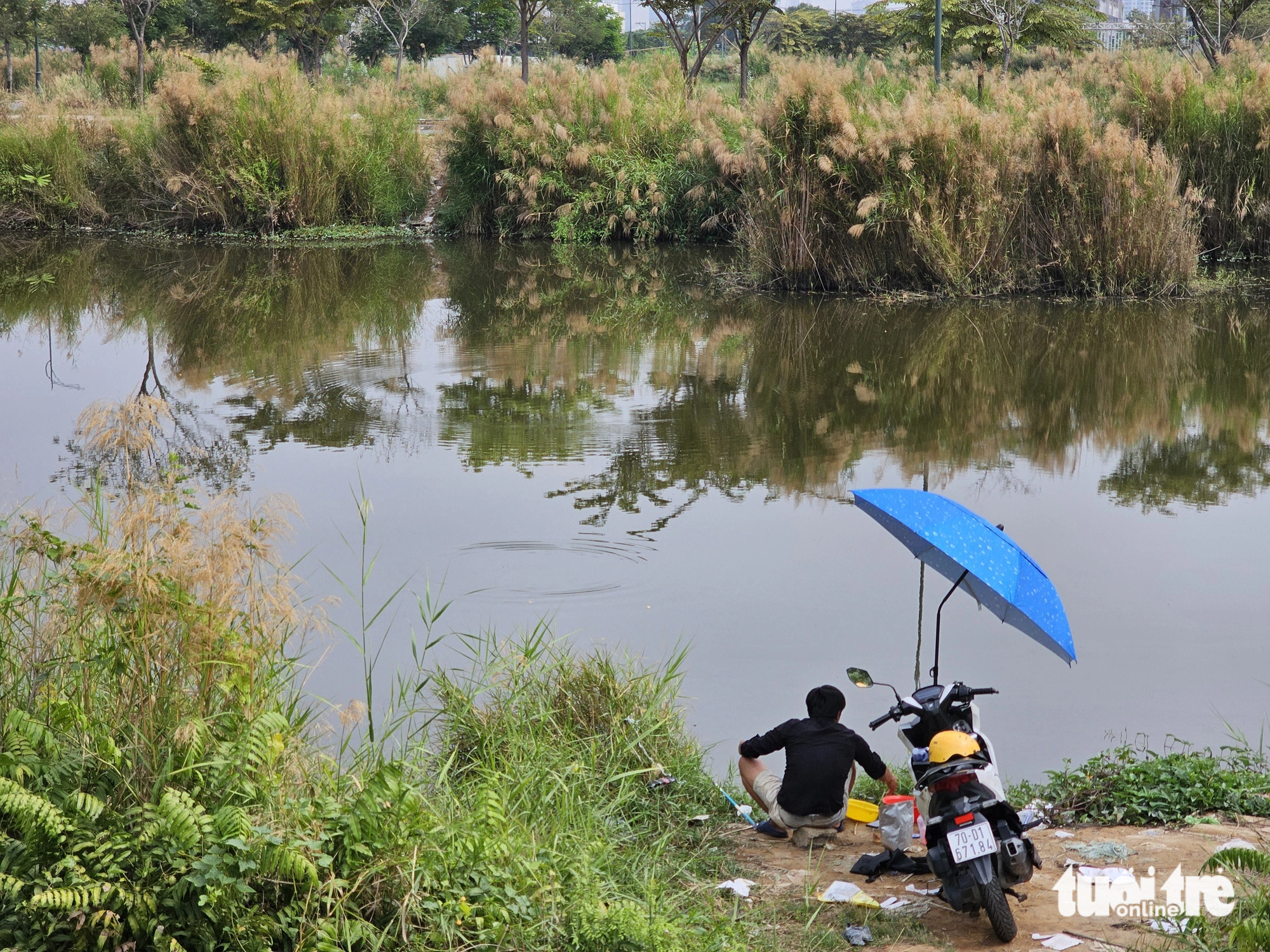 Người dân câu cá tại một khu &quot;đất vàng&quot; được quy hoạch làm nhà ở nhưng phải để trống nhiều năm qua - Ảnh: NGỌC HIỂN