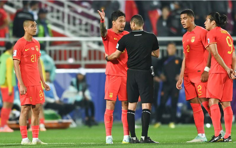 Cổ động viên Trung Quốc giận dữ tố trọng tài "ăn tiền", tố AFC "chèn ép" tuyển nhà