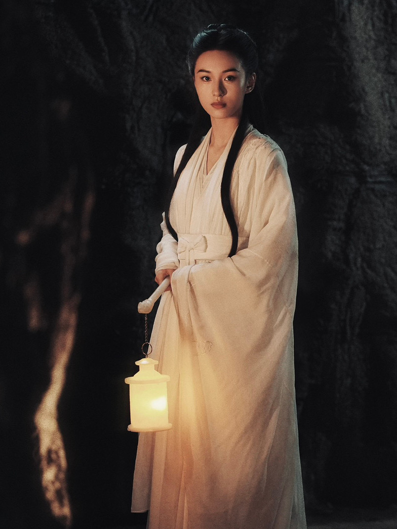 Tieu Long Nuの像を持つVuong Tu Thuan - 写真: Mtime