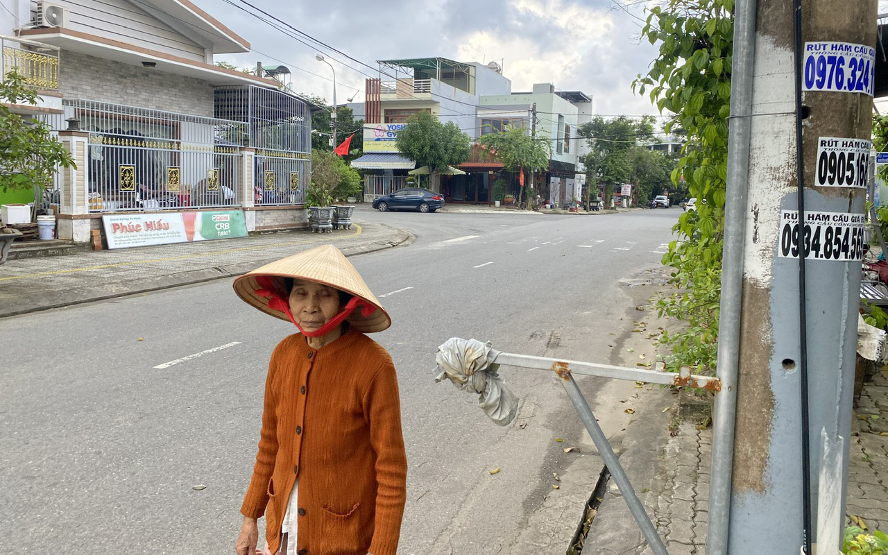 Sau phản ánh, Đà Nẵng rà soát các khung pa nô trên vỉa hè toàn thành phố- Ảnh 4. Đà Nẵng: Làm trụ treo pa nô mà quên nghĩ đến người đi đường