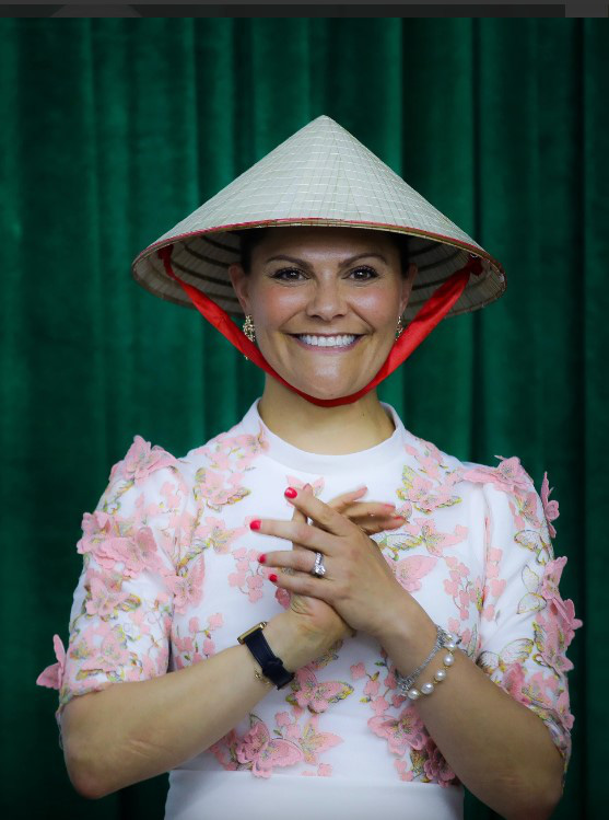 Công chúa kế vị Thụy Điển Victoria Ingrid Alice Desiree đội chiếc nón lá được các em học sinh Trường Thực nghiệm (Hà Nội) gửi tặng hôm 6-5-2019 - Ảnh: NGUYỄN KHÁNH/TUỔI TRẺ