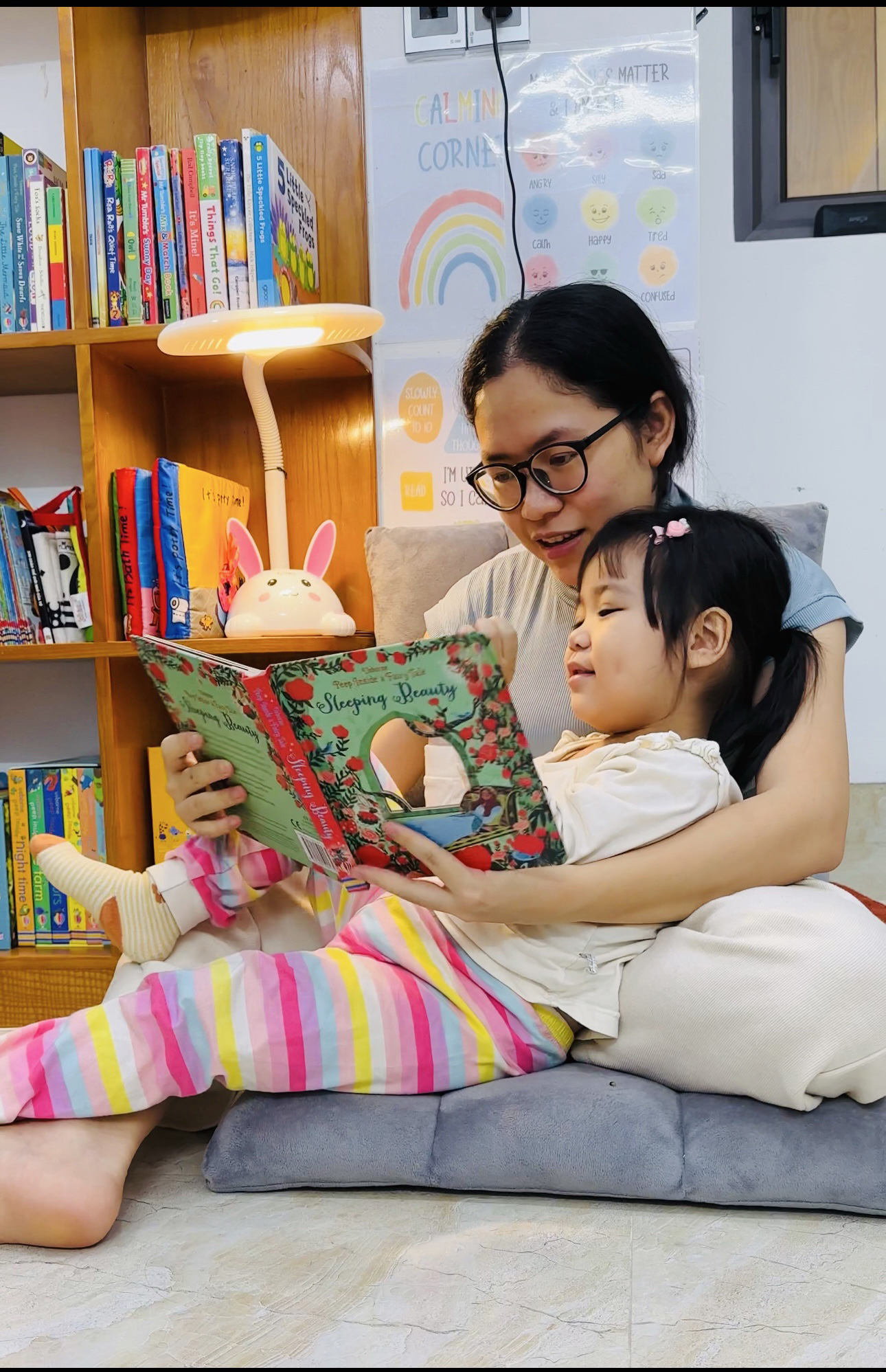 Học được từ hội thảo về một trong những tư thế đọc sách hiệu quả với con trẻ là ôm con vào lòng cùng đọc, chị Lê Thị Thúy Phương (Hà Giang) thực hành cùng con và thấy ngay được sự thay đổi khi ngày nào con cũng có nhu cầu đọc sách cùng mẹ - Ảnh: Tác giả cung cấp 