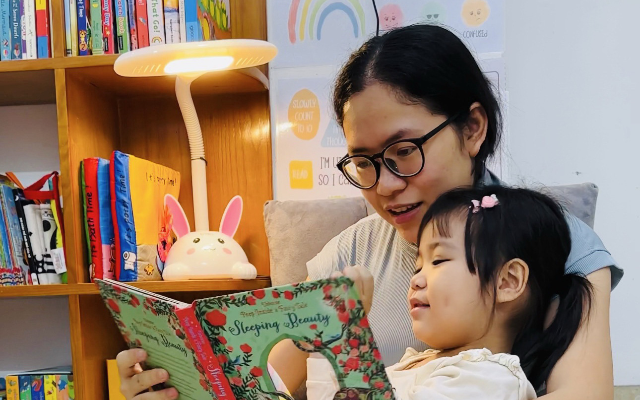 'Đặt điện thoại xuống, cầm sách lên'- Ảnh 2. Cha mẹ rủ nhau cùng con ‘Đặt điện thoại xuống, cầm sách lên’